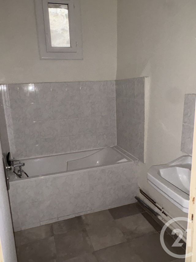 Appartement F2 à louer - 2 pièces - 59.6 m2 - SOMMIERES - 30 - LANGUEDOC-ROUSSILLON - Century 21 Jcd Immobilier