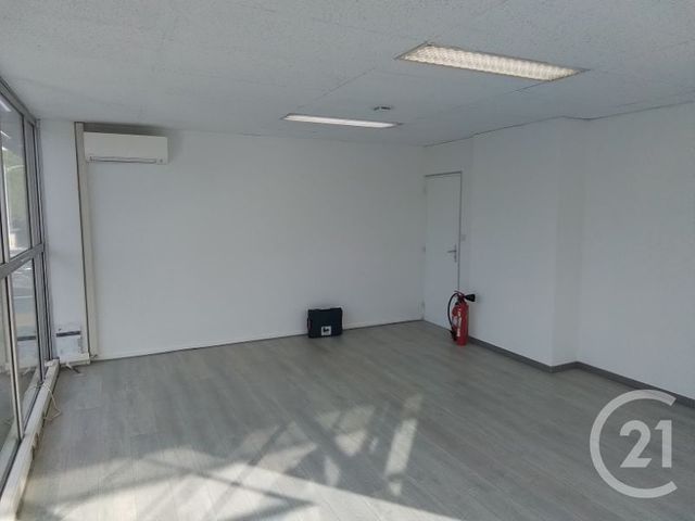 Appartement Local à louer - 1 pièce - 30.0 m2 - NIMES - 30 - LANGUEDOC-ROUSSILLON - Century 21 Jcd Immobilier