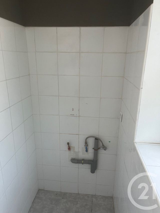 Appartement F4 à louer - 4 pièces - 115.8 m2 - SOMMIERES - 30 - LANGUEDOC-ROUSSILLON - Century 21 Jcd Immobilier